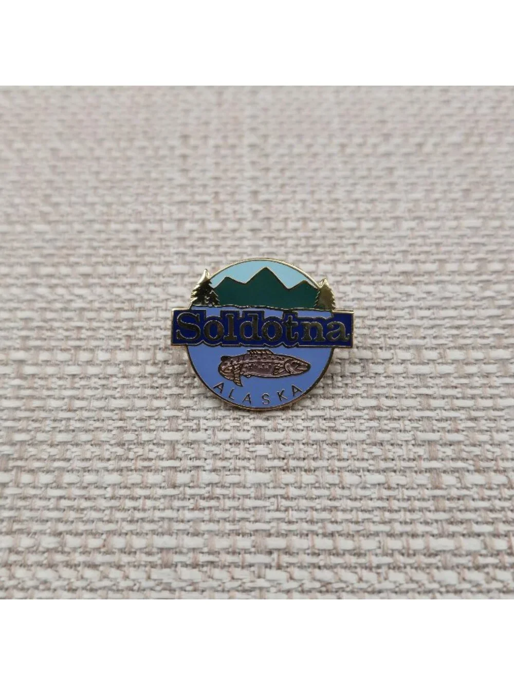 Soldotna Alaska Souvenir - Vintage Enamel Fishing & Mountain Lapel Pin A7384 - Picture 2 of 6
